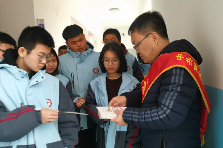 河北清苑:开展“学雷锋•文明实践我行动”系列主题活动_fororder_清苑区第三中学开展“学雷锋•文明实践我行动”主题宣传活动。 清苑区委宣传部供图