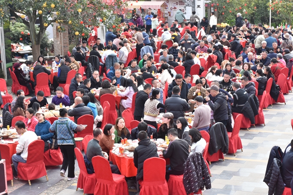 (转载)德阳广汉:千人同吃“九大碗” 吃出浓浓年味