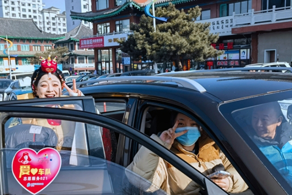 延吉市150余辆爱心车辆免费接送游客
