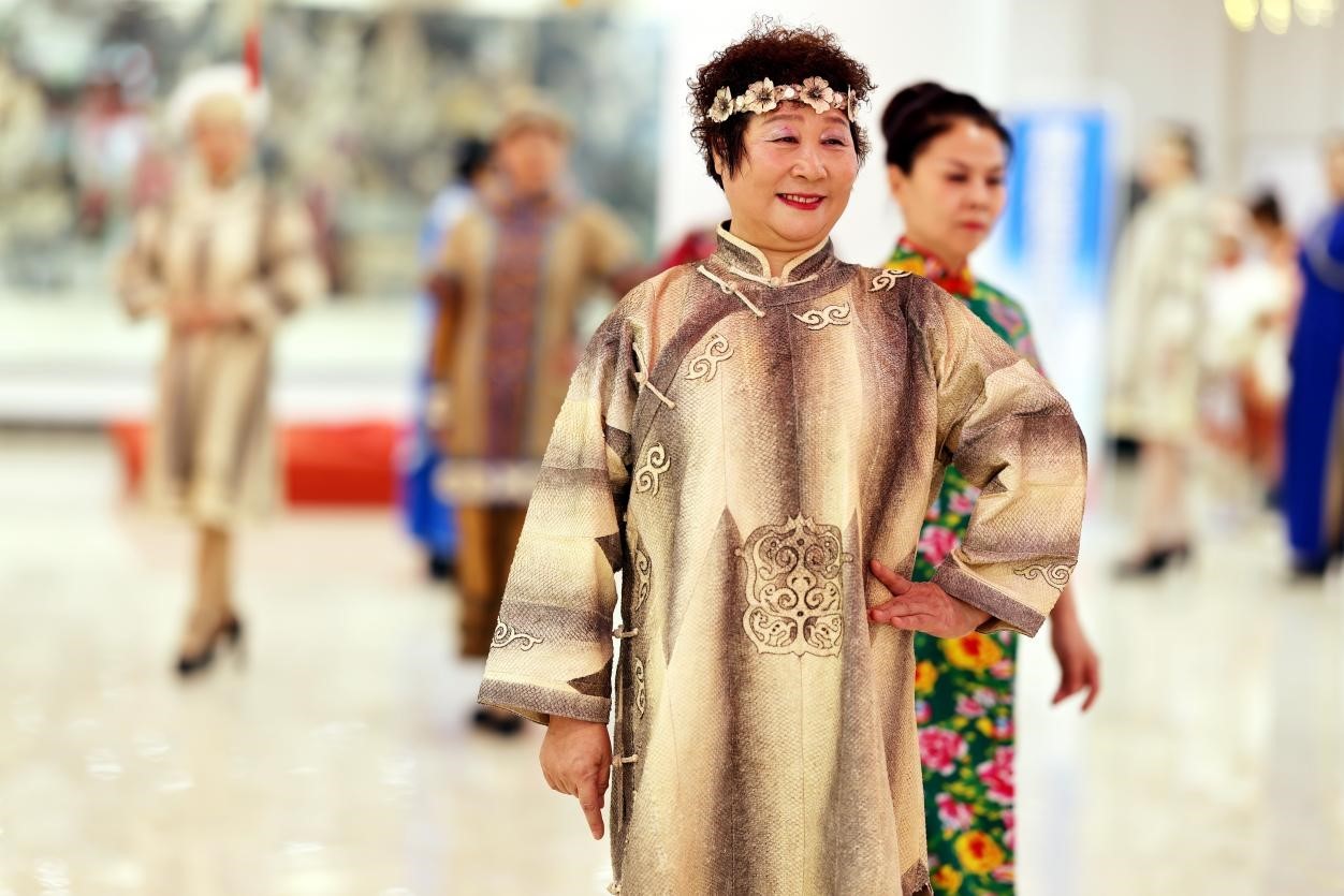 跨界、融合、碰撞！这个春节，赫哲族鱼皮服饰与中国传统旗袍不期而遇