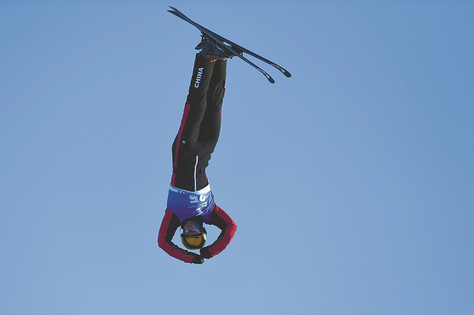 江苏省联合培养运动员“十四冬”自由式滑雪空中技巧摘银