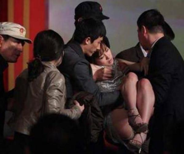 张艺兴机场晕倒 盘点张靓颖欧弟等晕倒的明星(图)