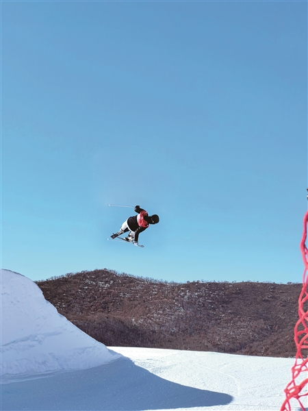 自由式滑雪公开组坡面障碍技巧决赛 广西两名参赛选手闯入前八
