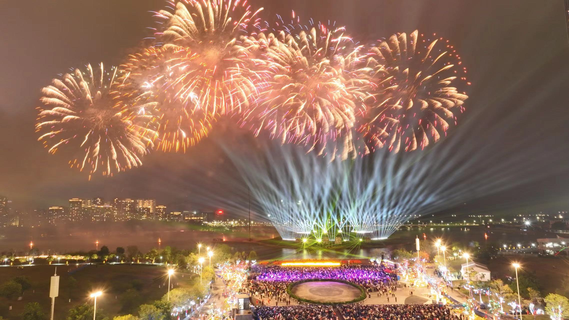 广州黄埔:8万发烟花闪耀知识城 10万市民现场共赏盛景_fororder_3