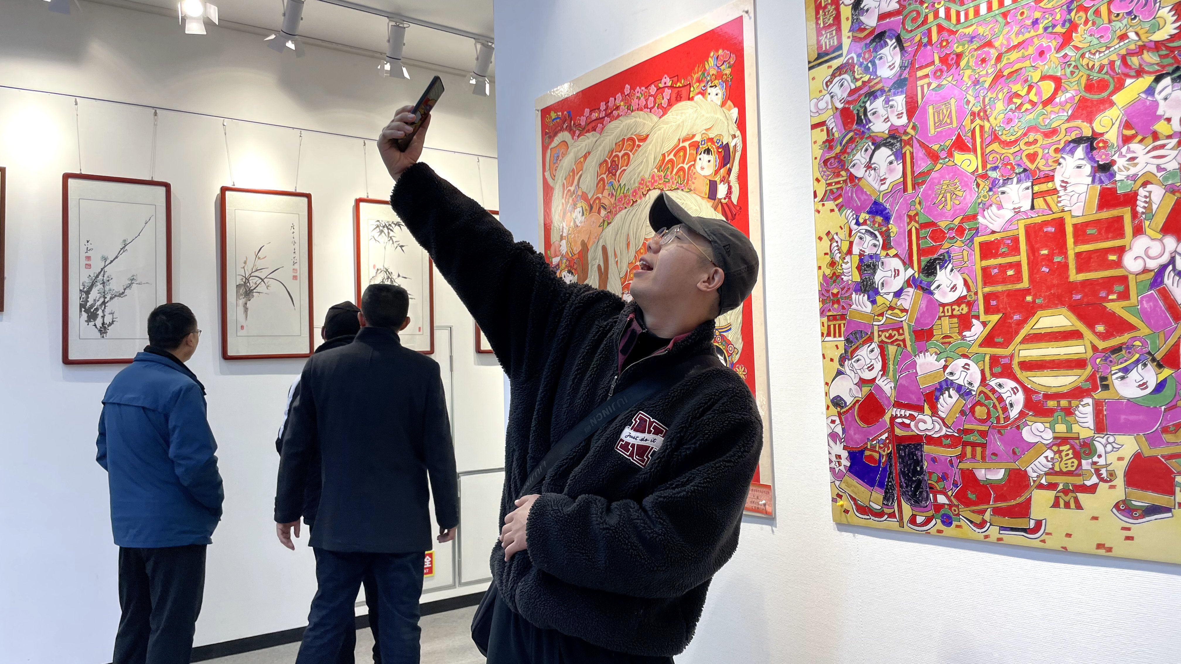 河北唐县:举办“我们的节日•元宵”暨2024年“赏年画 过大年”专题展_fororder_市民拿出手机拍下精美佳作 (2)