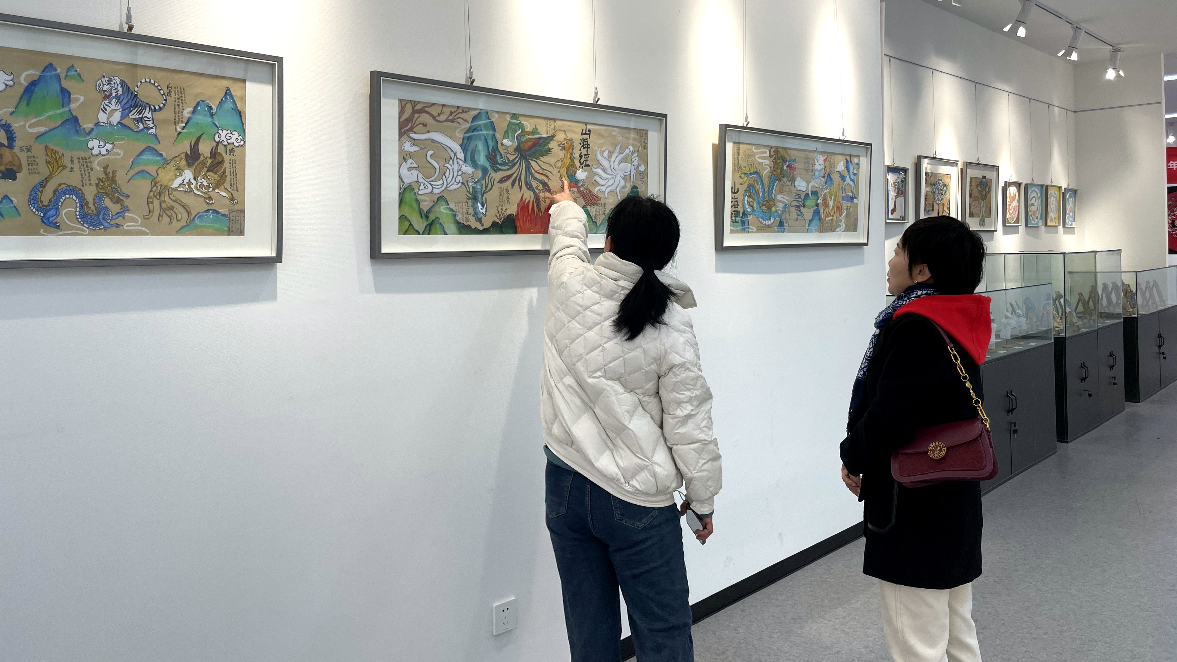 河北唐县:举办“我们的节日•元宵”暨2024年“赏年画 过大年”专题展_fororder_年画爱好者就喜欢的作品进行交流。