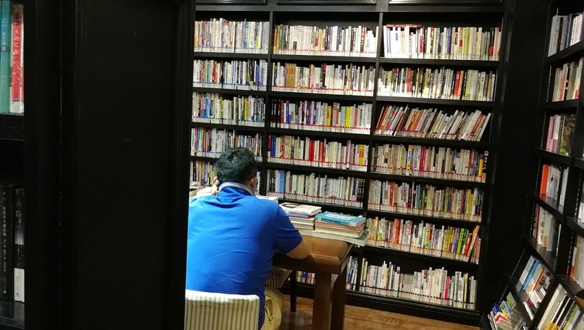 （焦点图，导航成都，移动端）成都24小时书店的午夜读书人