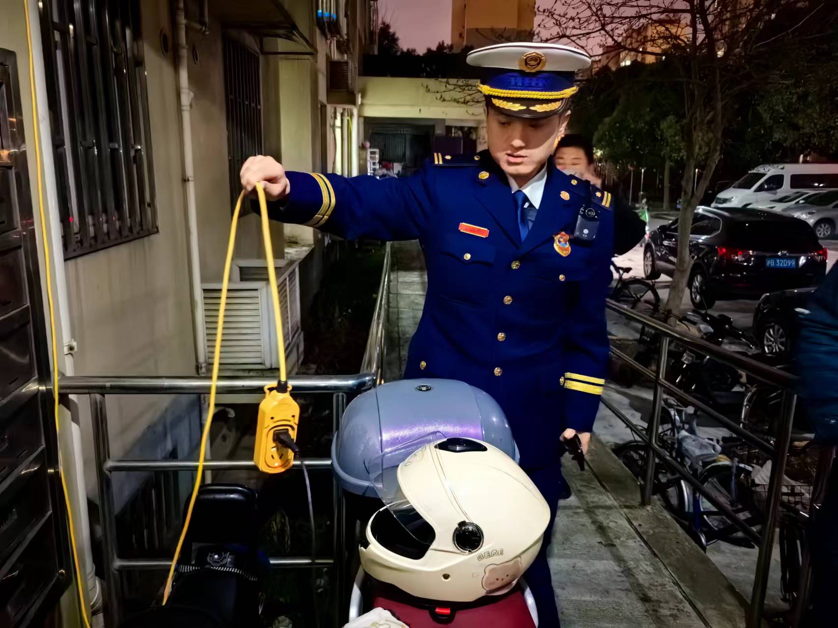 上海消防连夜排查住宅小区消防安全 发现督改隐患1200余处