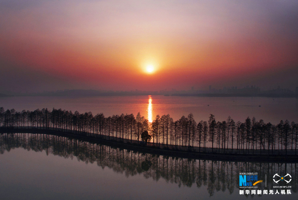 夕阳下的武汉东湖