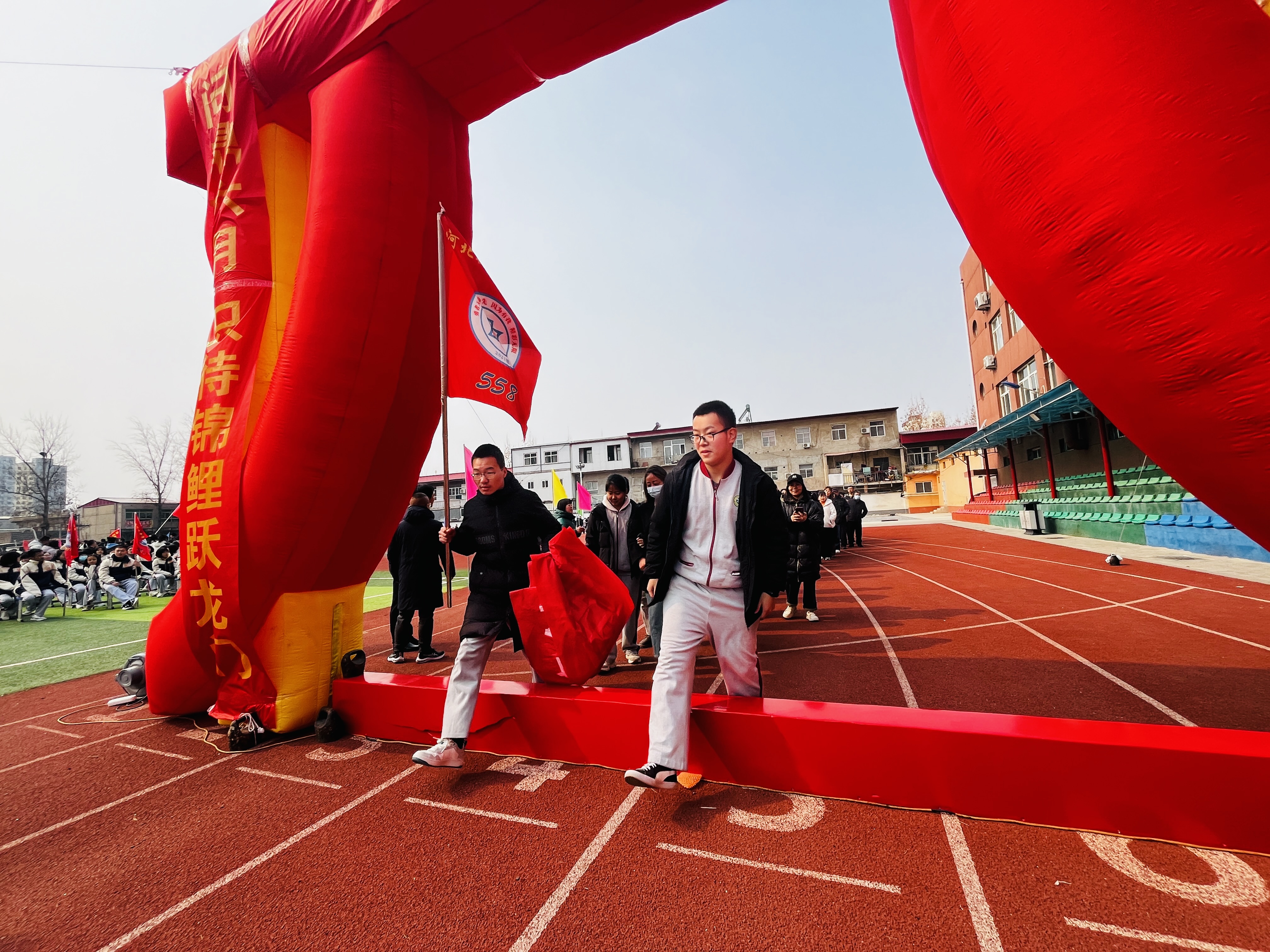 图片默认标题_fororder_图为涞水县祖冲之中学高三学生跃“龙门”。(徐梓钰 摄).JPG