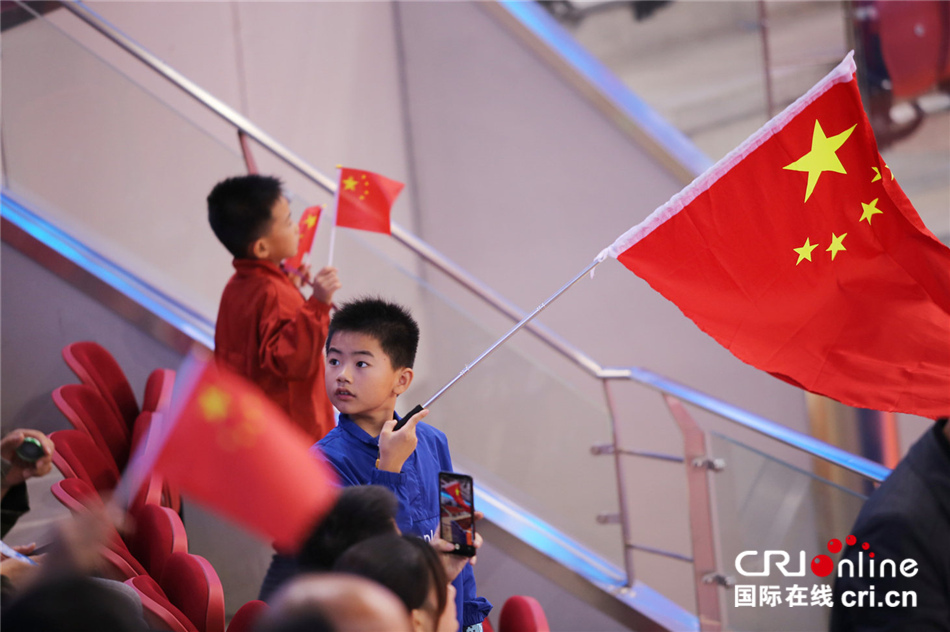 图片默认标题_fororder_虽然当天的乒乓球比赛是在两对中国选手间展开，场外观众的热情依然不减，小男孩从头到尾都在挥舞手中的国旗，为运动员加油喝彩（张攀摄）_副本