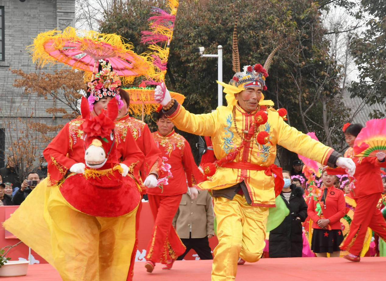 【镜观陕西】旋转、跳跃、“扭”不停歇 渭南临渭区千人秧歌“嗨”翻天_fororder_图片3