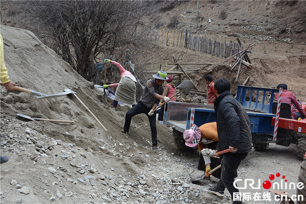 图片默认标题_fororder_驻村工作组和村民们参与建设-(17)