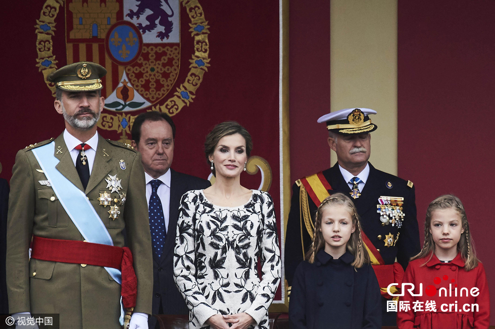 西班牙王室出席国庆日阅兵 王后公主颜值爆表(高清组图)
