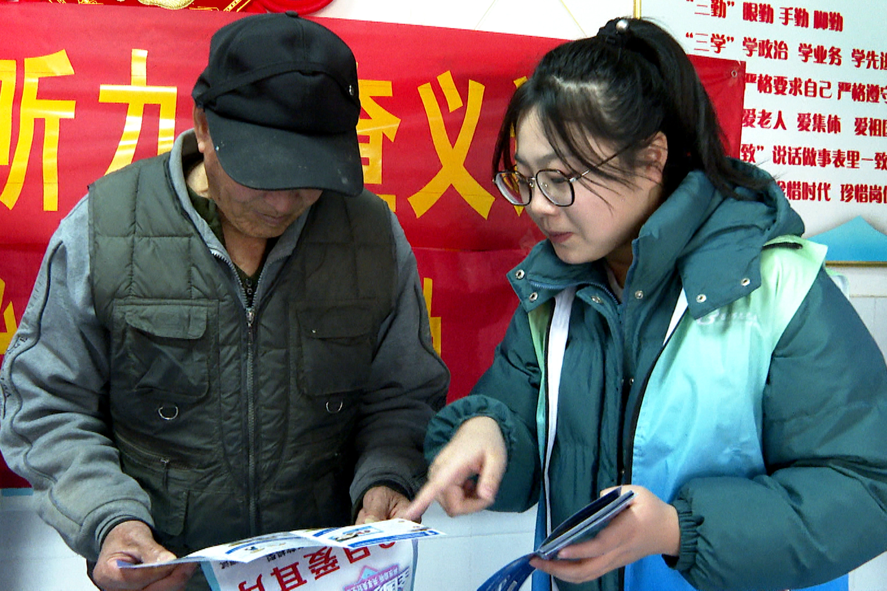 河北平泉:发展特色种植 助推乡村振兴_fororder_在清苑区民政事业服务中心,工作人员为群众宣传爱耳护耳知识。 杨楠 摄