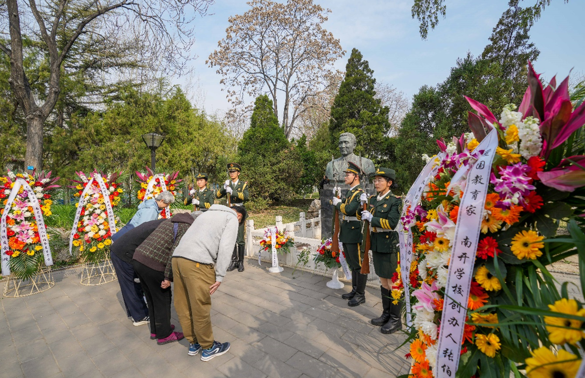 4日清明 南开师生校友缅怀先烈先贤_fororder_2
