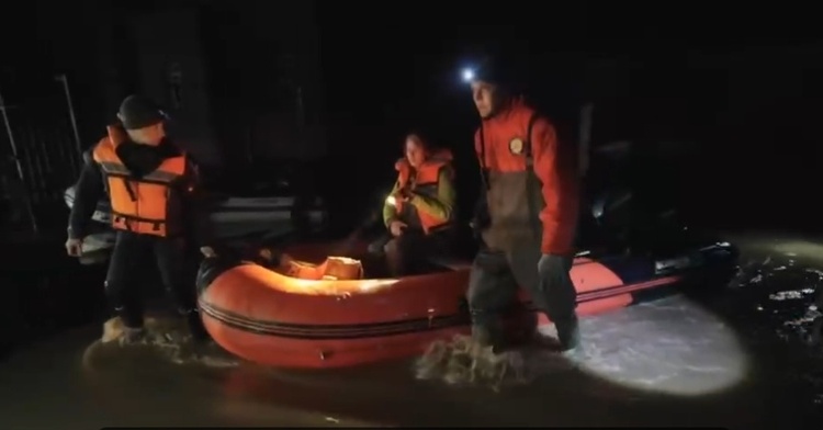 洪水侵袭 堤坝决口 俄罗斯奥伦堡州已有近3100人被疏散