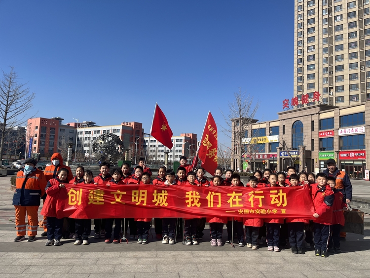 图片默认标题_fororder_学生开展志愿服务行动 王成摄