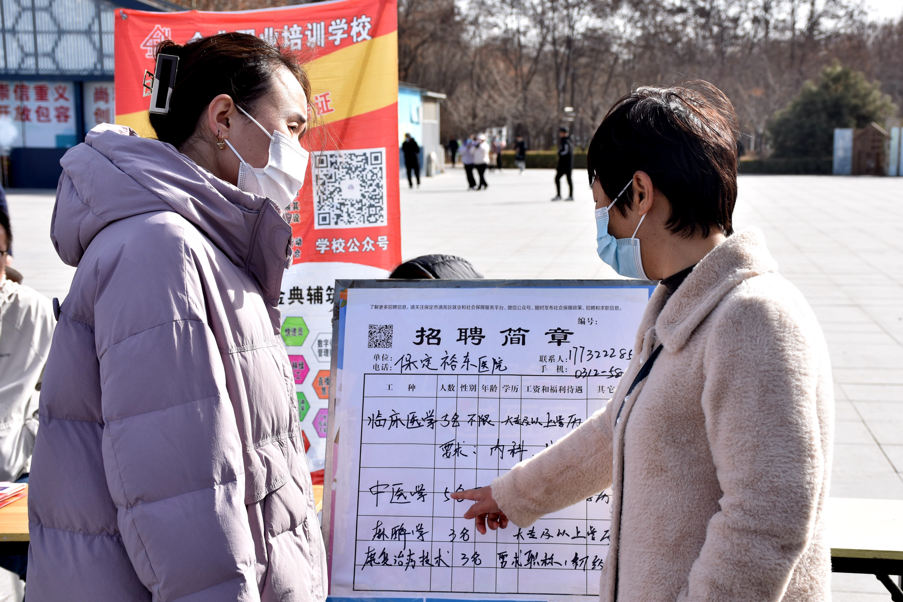 河北清苑:举行“春风行动”专场招聘会_fororder_用人单位工作人员为求职者介绍岗位信息。 赵琪摄.JPG