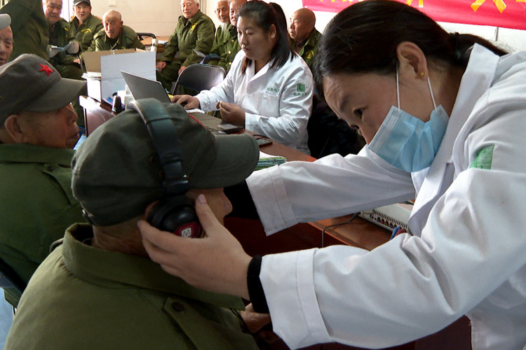 河北平泉:发展特色种植 助推乡村振兴_fororder_在清苑区民政事业服务中心,医务人员为群众进行听力筛查。 杨楠 摄