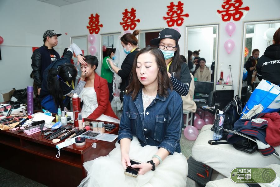 新娘的化妆间 龚松 摄