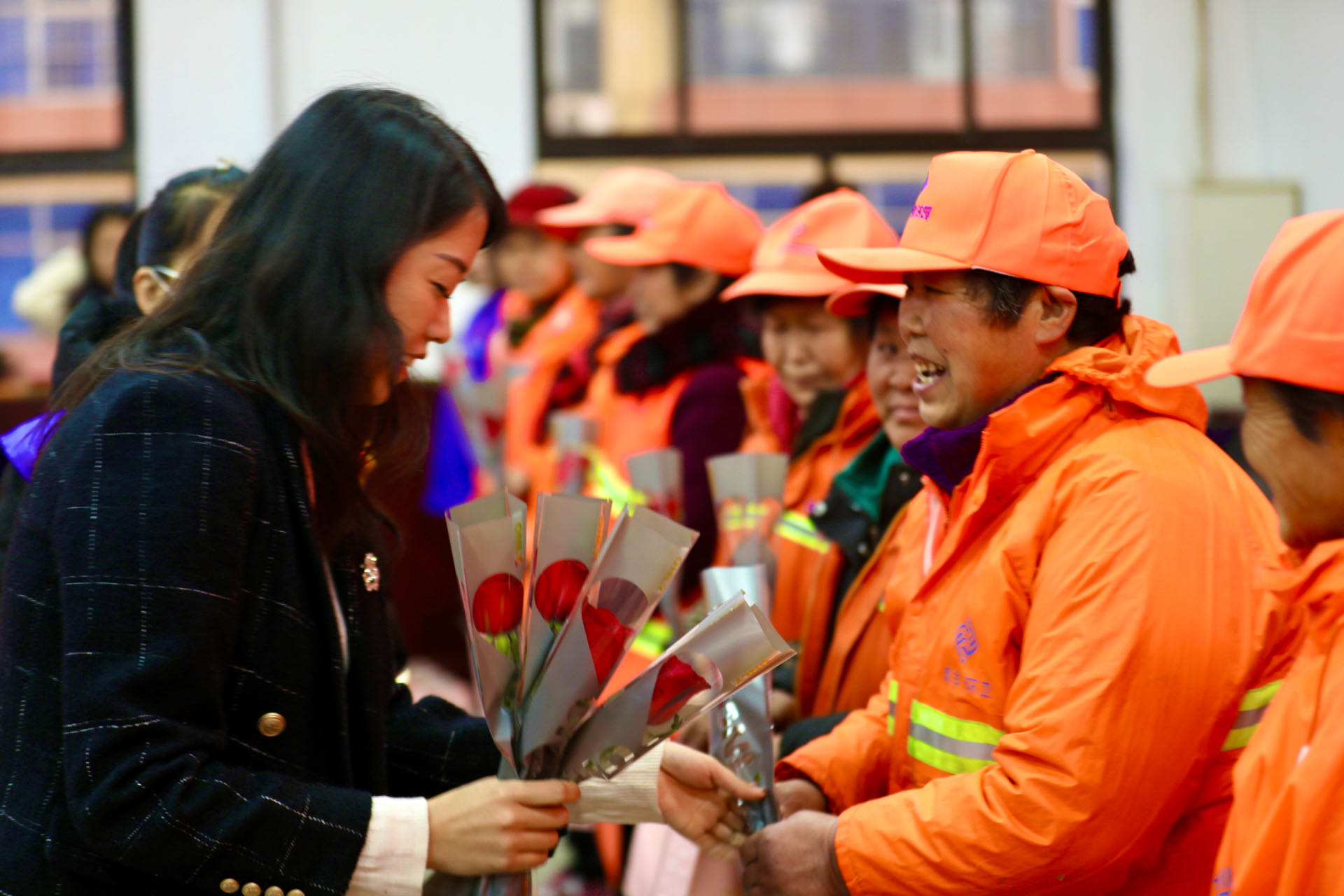 河北涞水:情暖巾帼心 爱在妇女节_fororder_图为志愿者为环卫女工发放鲜花和礼品。徐梓钰 摄