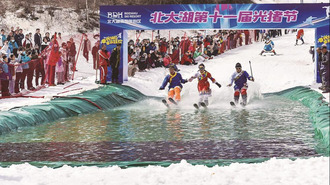 吉林市北大湖滑雪场举办“光猪节”