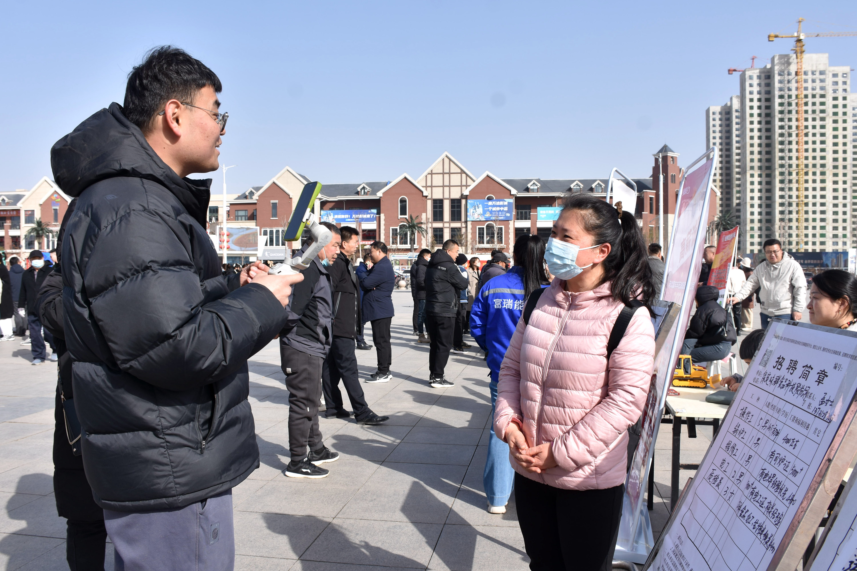 河北清苑:举行“春风行动”专场招聘会_fororder_工作人员现场进行直播带岗。 赵琪摄.JPG