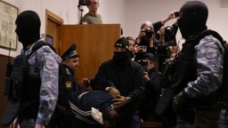 俄公开审讯视频，恐袭嫌疑人供出幕后人员、逃跑路线