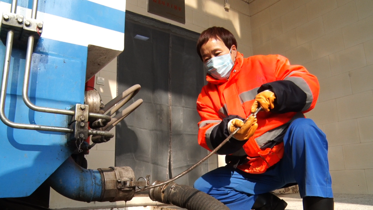 图片默认标题_fororder_图片三:莲池区执法局环卫中心工作人员在智能压缩环西站保障垃圾清运。(王金中摄)