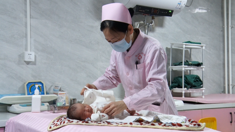 图片默认标题_fororder_图片二:莲池区妇幼保健院工作人员护理新生儿。(王金中摄)