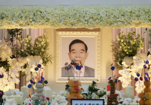 香港顶级富豪郑裕彤出殡 刘銮雄李嘉欣等现身拜祭-国际在线