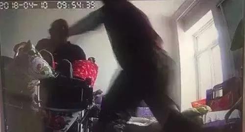 家人看哭！老人3个半小时内遭护工掌掴57次！