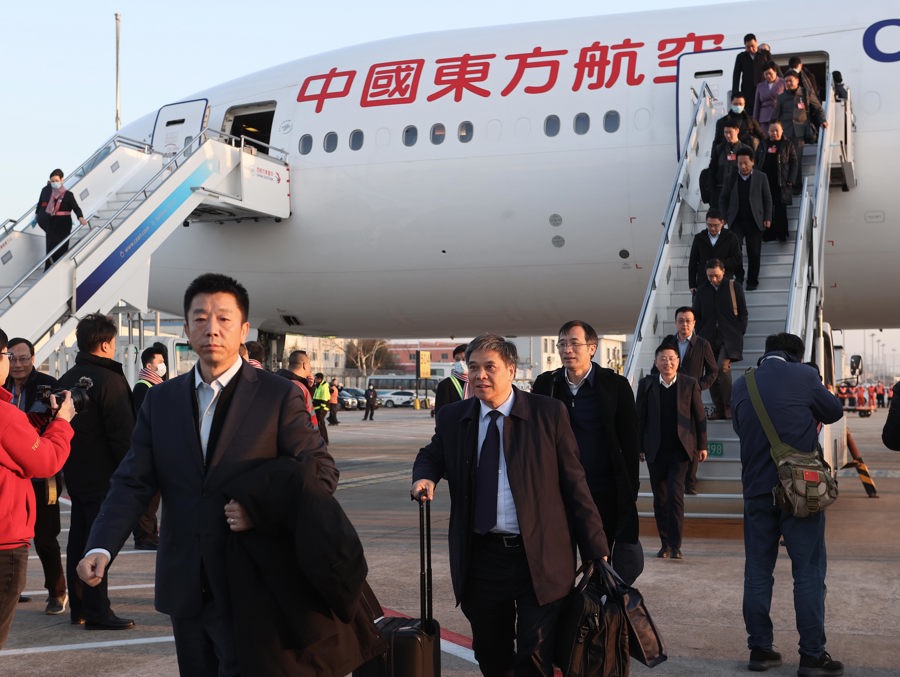 在沪全国政协委员乘班机返回上海：要以高质量履职服务高质量发展