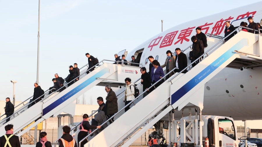 在沪全国政协委员乘班机返回上海：要以高质量履职服务高质量发展