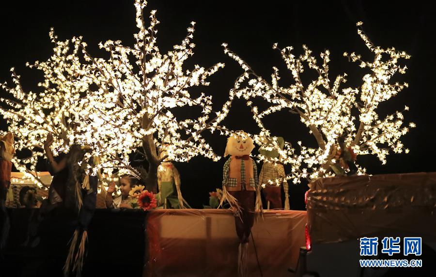 新华网@阿纳海姆举行万圣节游行