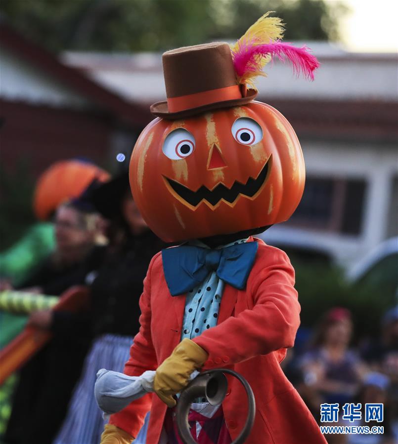 新华网@阿纳海姆举行万圣节游行