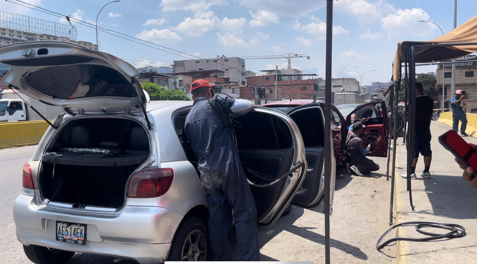 美国长期制裁下的无奈之举 委内瑞拉街头流动修车盛行