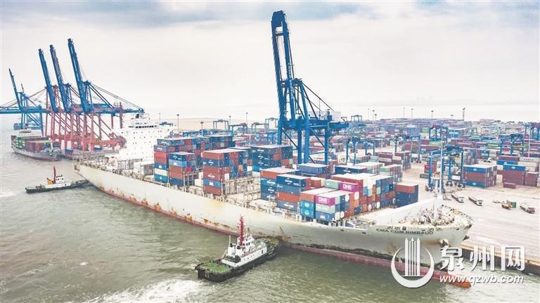 泉州港迎开港以来巨轮之最 8万吨集装箱船舶靠泊石湖港区
