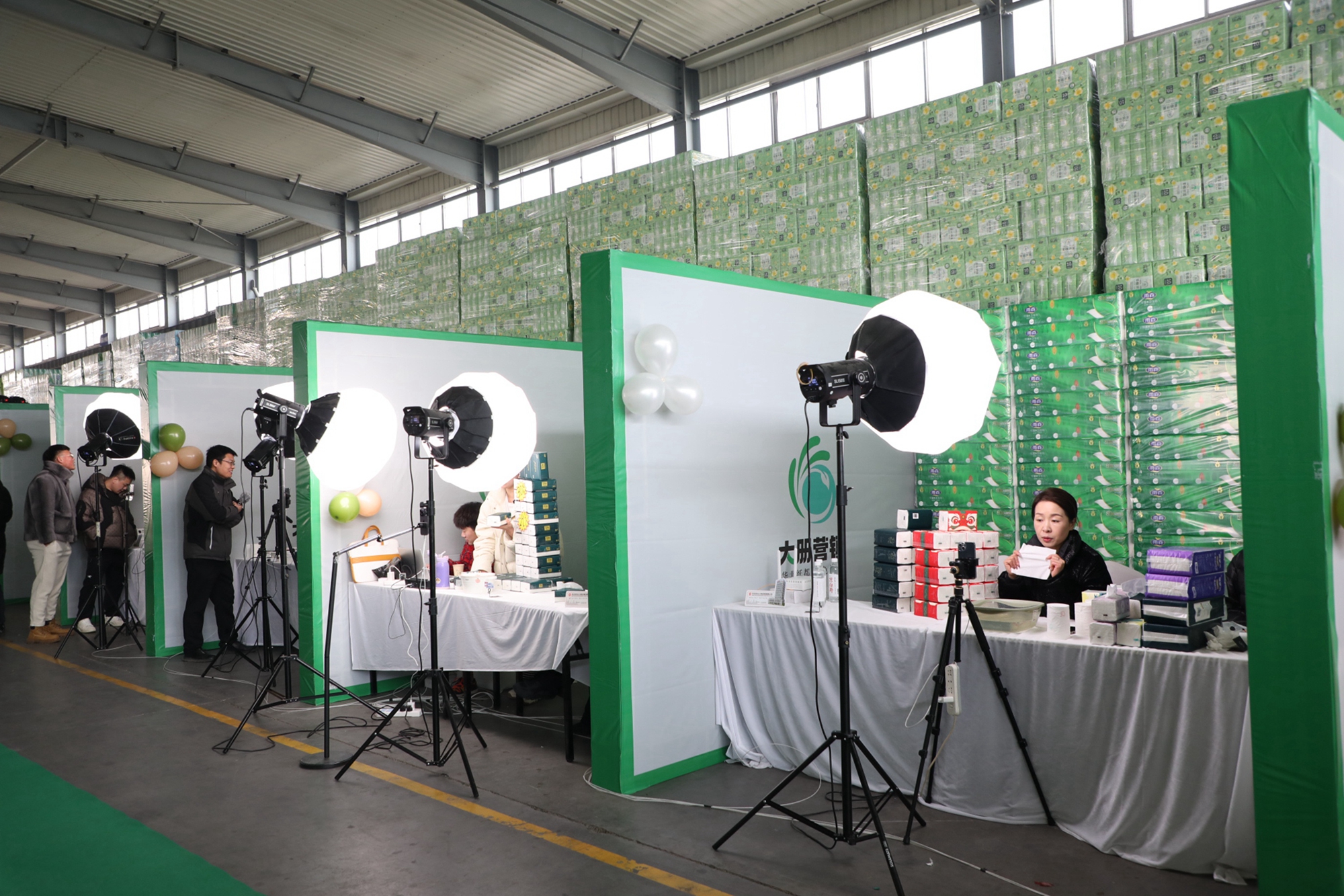 保定市满城区:电商赋能 助力传统产业升级_fororder_电商主播们推介当地特色纸制品 摄影 张丽双