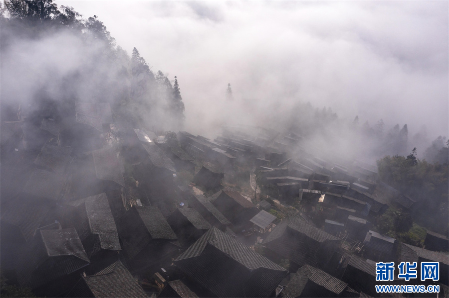 贵州从江：雾绕苗寨生态美