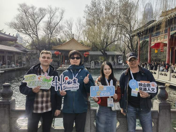 Les journalistes étrangers explorent Jinan et découvrent son histoire millénaire_fororder_图片1
