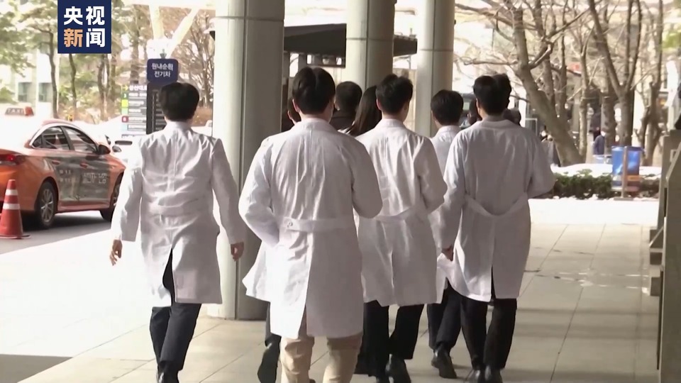 总台记者阅览丨韩邦政府强项鼓动医改 更众医学教员布置褫职