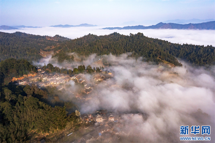 贵州从江：雾绕苗寨生态美