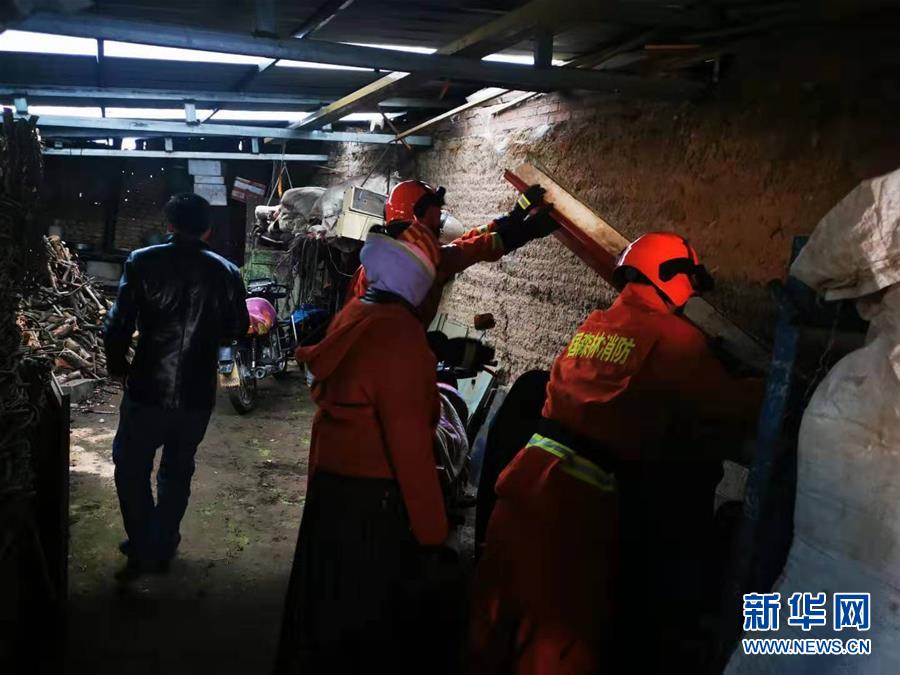 「新华网」救援人员赶赴甘肃夏河震区抢险救灾