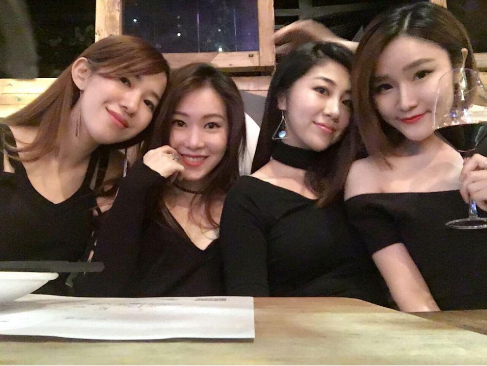 王仕鹏爱妻闺蜜聚会 一大波美腿来袭