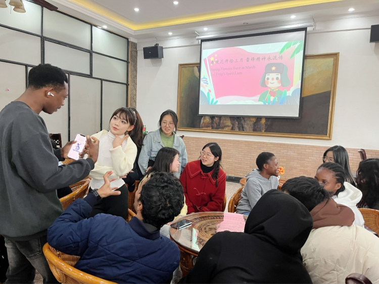 江西科技学院中外师生齐聚一堂共话雷锋精神_fororder_11