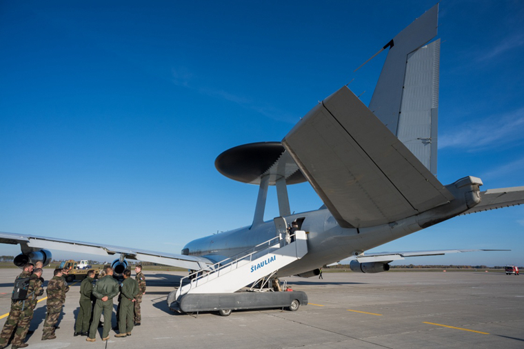 10月13日,在立陶宛希奥利艾,北约e-3a空中预警机抵达空军基地.