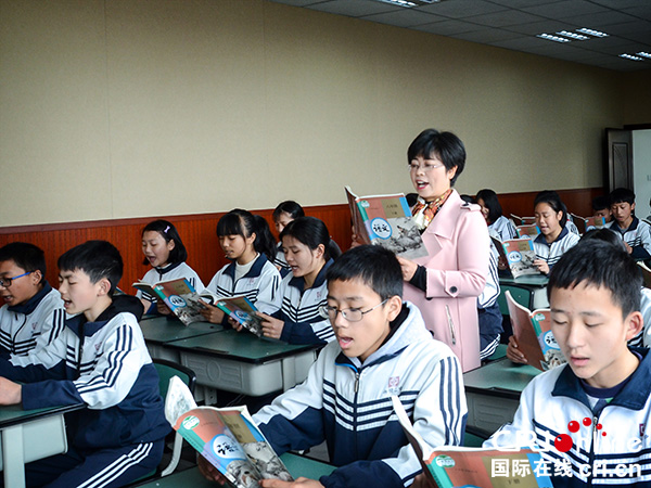 图片默认标题_fororder_刘礼群在给学生上语文课。摄影----黄光兵