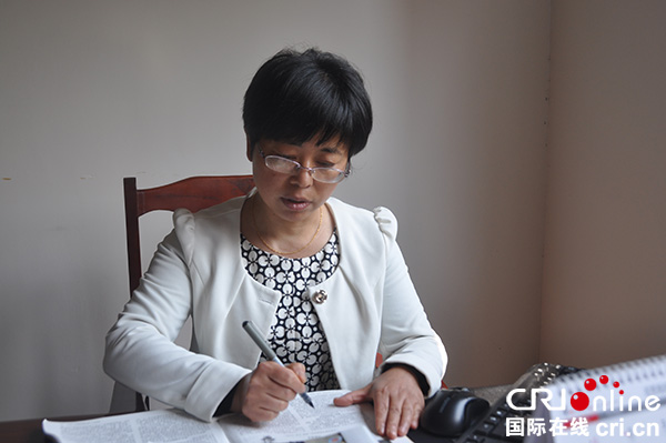 图片默认标题_fororder_刘礼群在办公室工作。摄影--张清锐